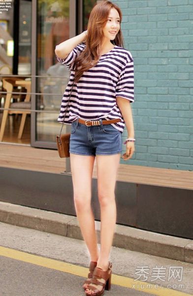 韩国时尚街拍 T恤短裤简约搭配秀性感美腿