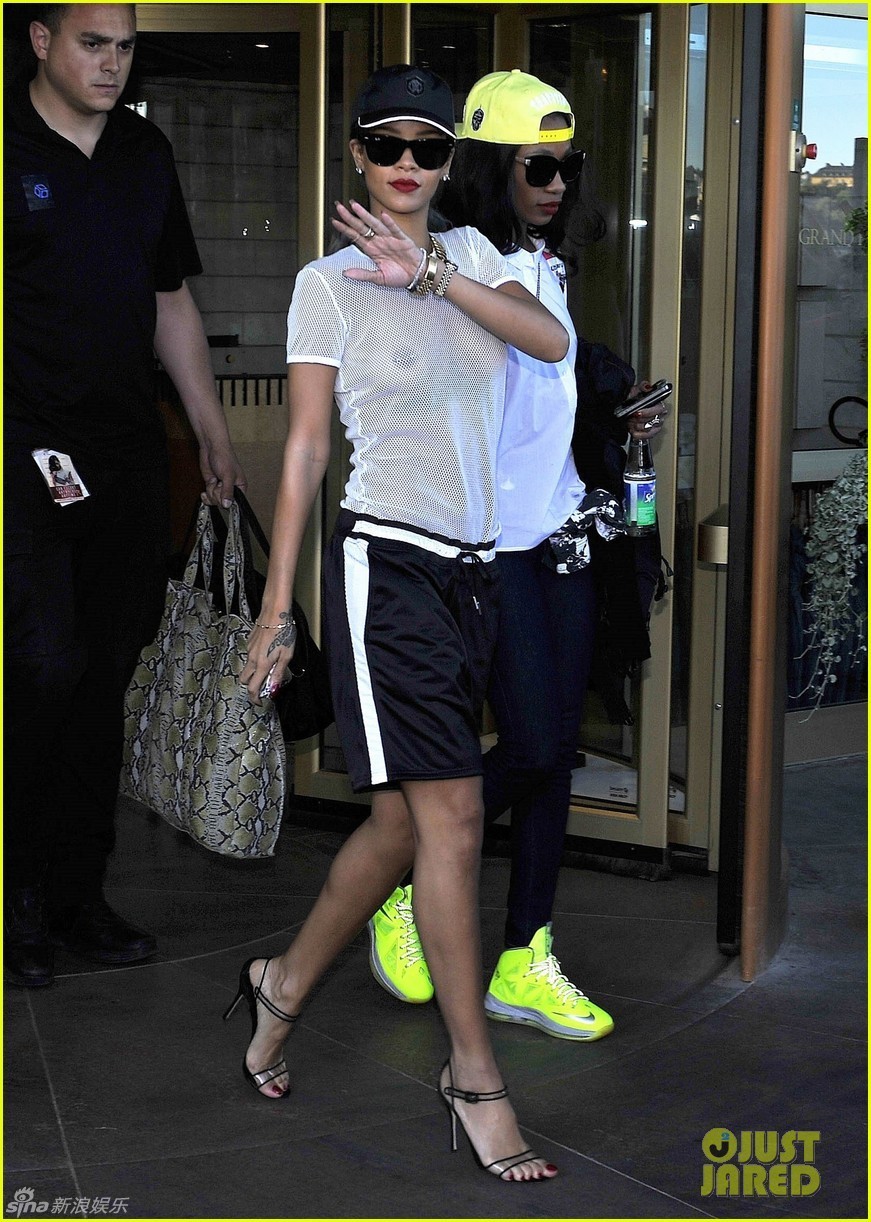 蕾哈娜街拍惊小伙伴 透视装<em>豪放</em>秀乳尺度大_新