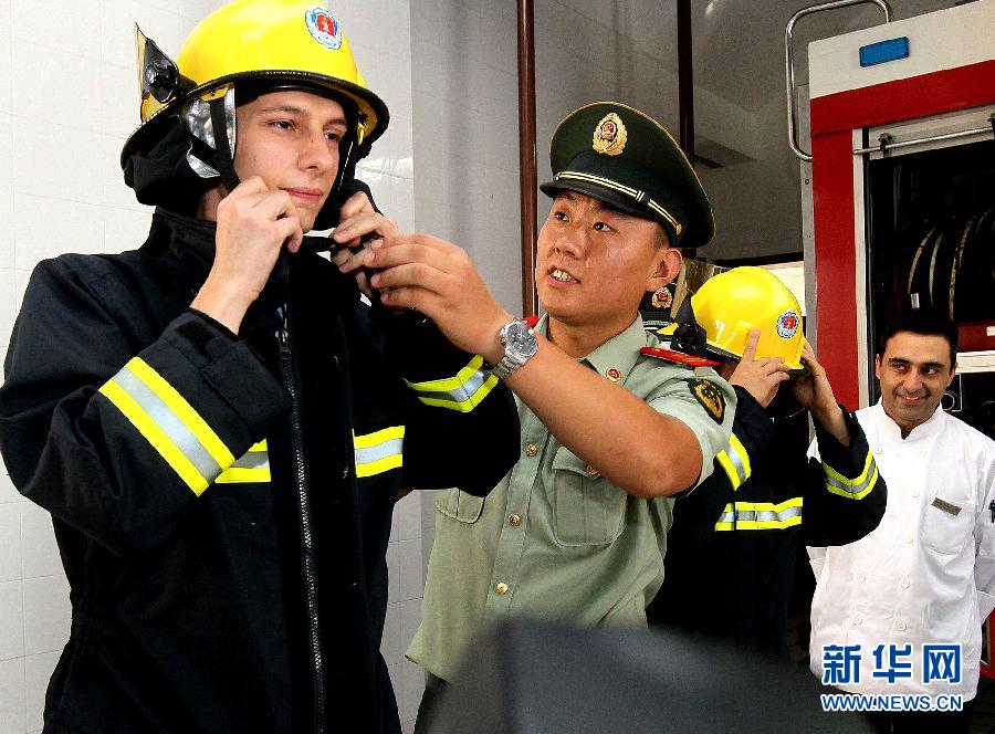 （社会）（1）上海开展涉外小区消防演练