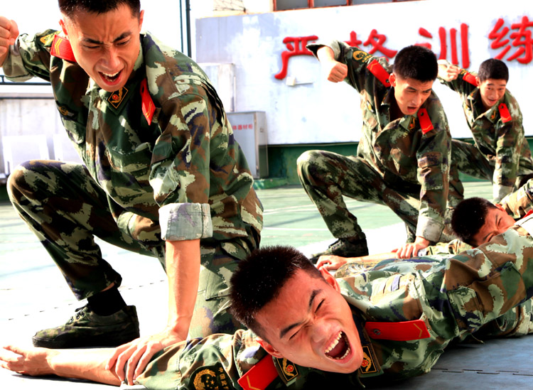 上海武警二支队从严治训