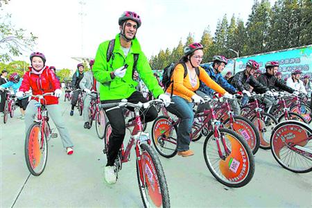 中外环保志愿者、自行车骑行志愿者在横沙岛骑