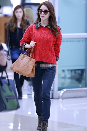 少女时代街拍 徐贤允儿领衔最IN<em>毛衣</em>时尚_新华