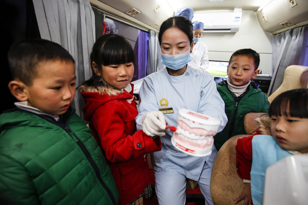 为小学生的牙齿上穿上抗龋防护衣 新华网上海