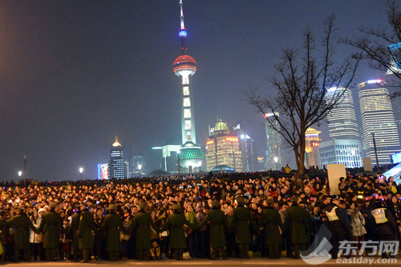 跨年交通之困:地铁公交消失 APP打车加价50元