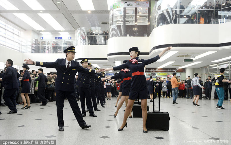 北京:机场<em>空姐空少</em>制服<em>快闪</em>迎春运_新华网上