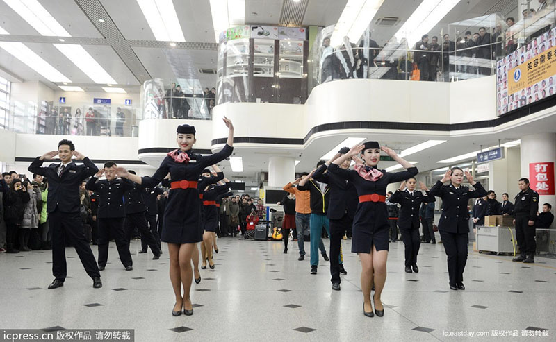 北京:机场空姐空少制服快闪迎春运