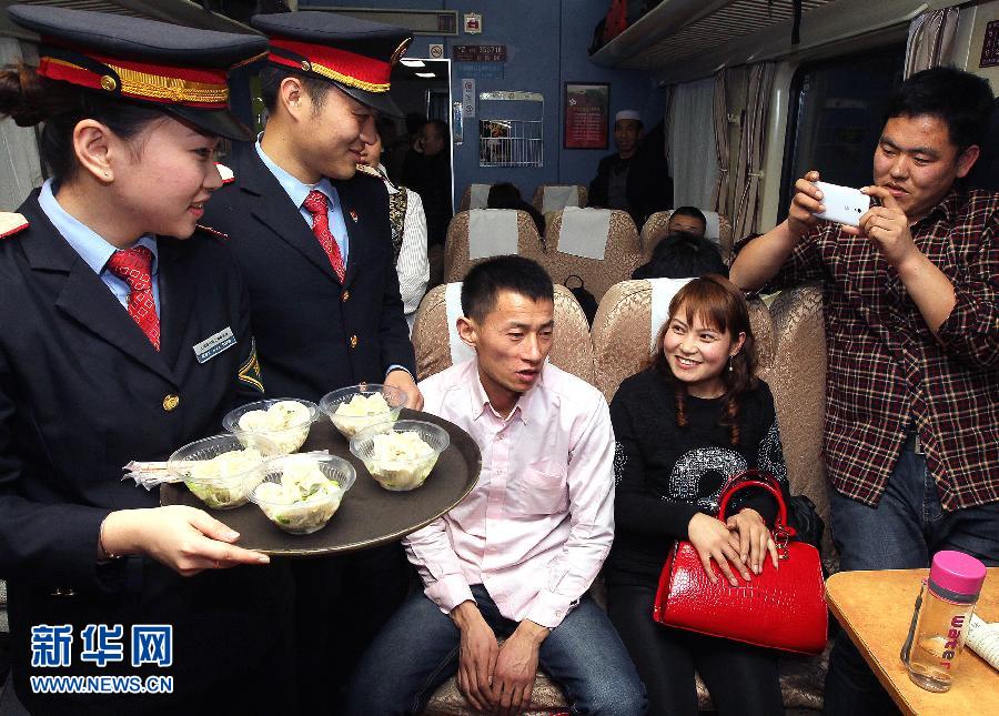 回家路上饺子香 列车春晚情谊浓