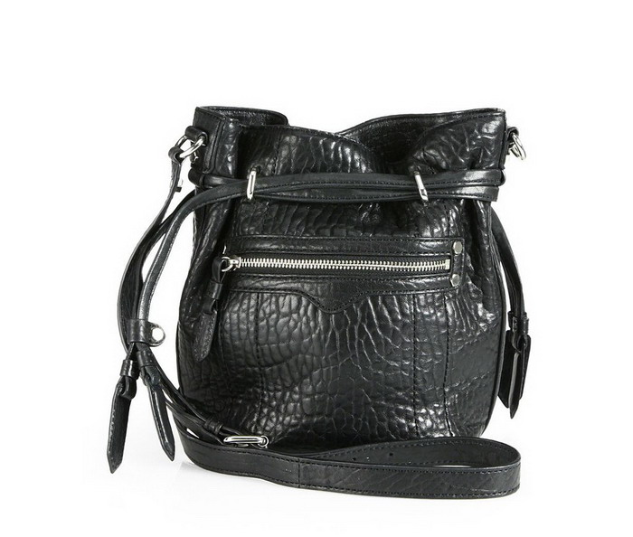 迷你水桶包能 一口吞 的时髦玩物(图)