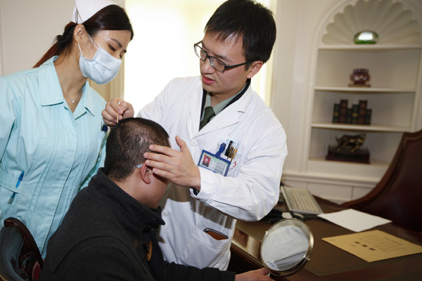 好心人隋金成再获资助 补种<em>头发</em>遮<em>疤痕</em> 新华