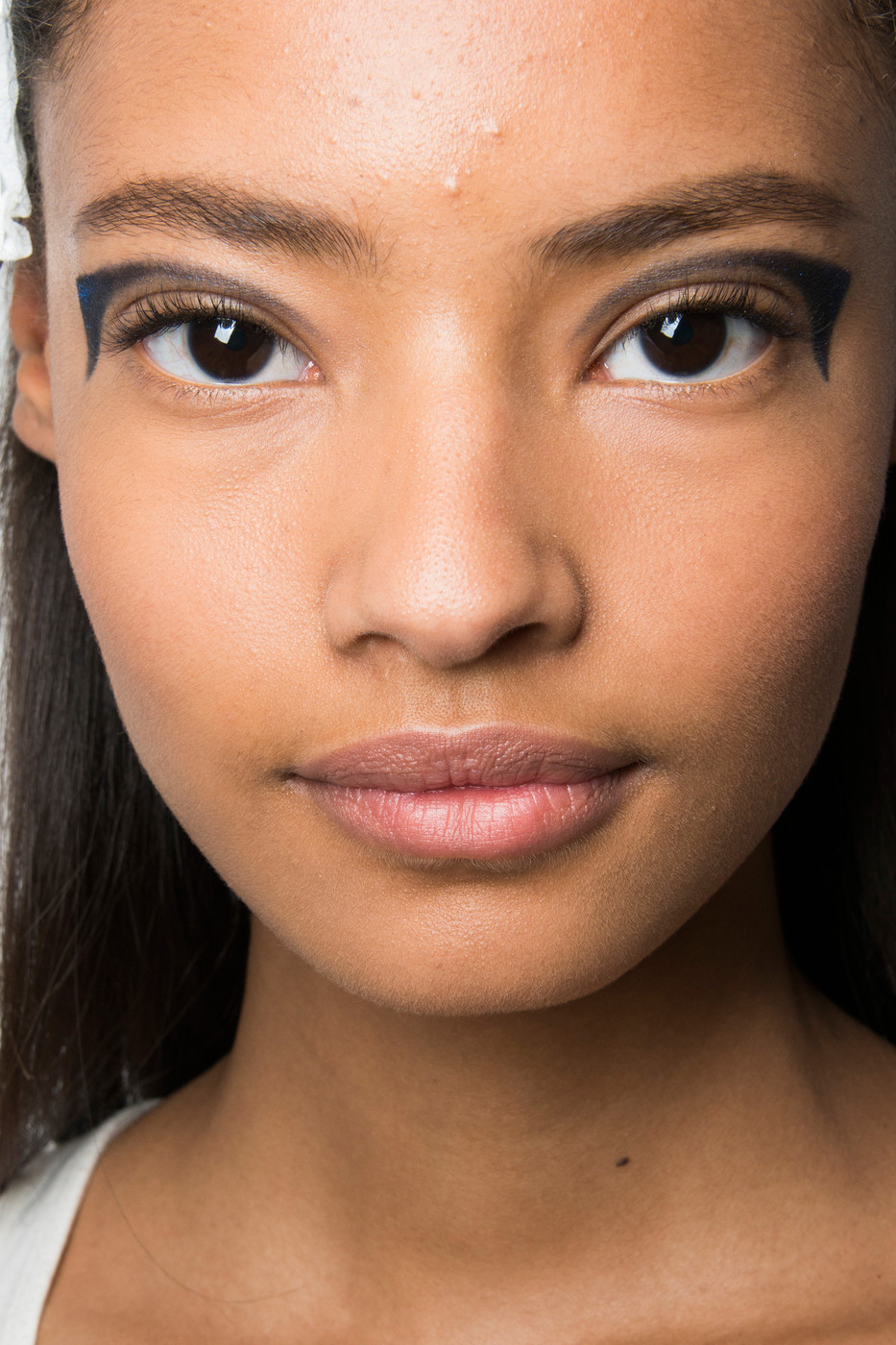 眼尾一抹蓝 新眼影画法你敢尝试吗?(图)