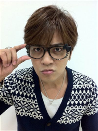 金秀贤戴黑框眼镜 明星一秒变路人