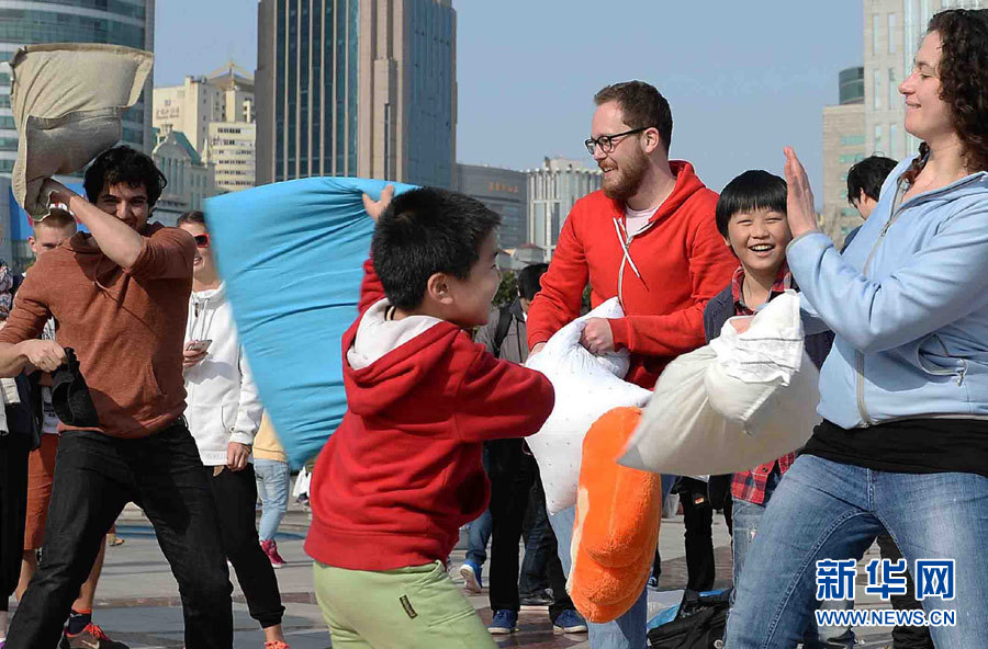 老外上海街头上演枕头大战