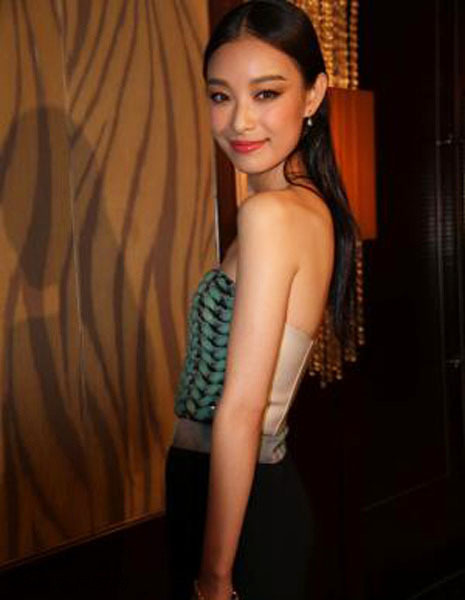 气场致胜是关键 平胸女星也可以很美(图)