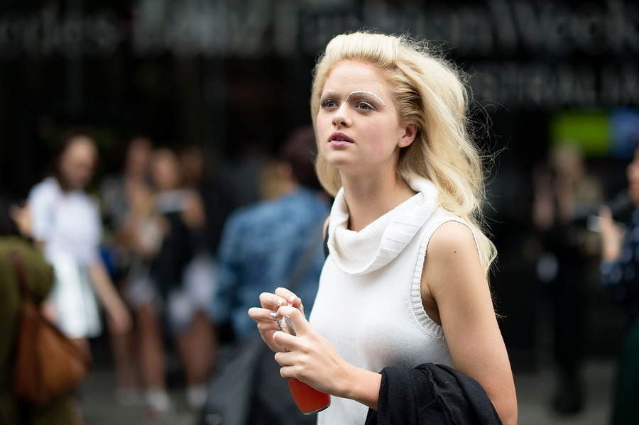 荧光色白富美 澳大利亚街拍有看点(组图)