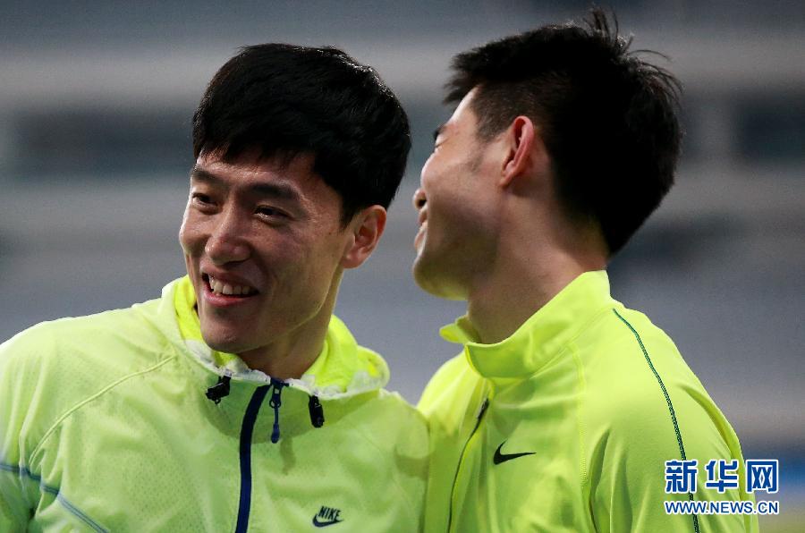 钻石联赛:刘翔为谢文骏颁奖