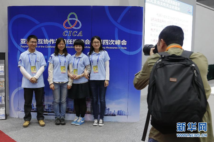 志愿者笑迎来宾_新华网上海频道_图片