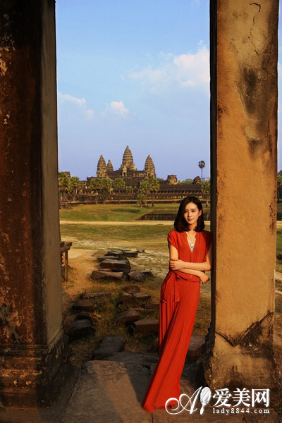 刘诗诗徜徉异乡 最新装优雅展异国风情