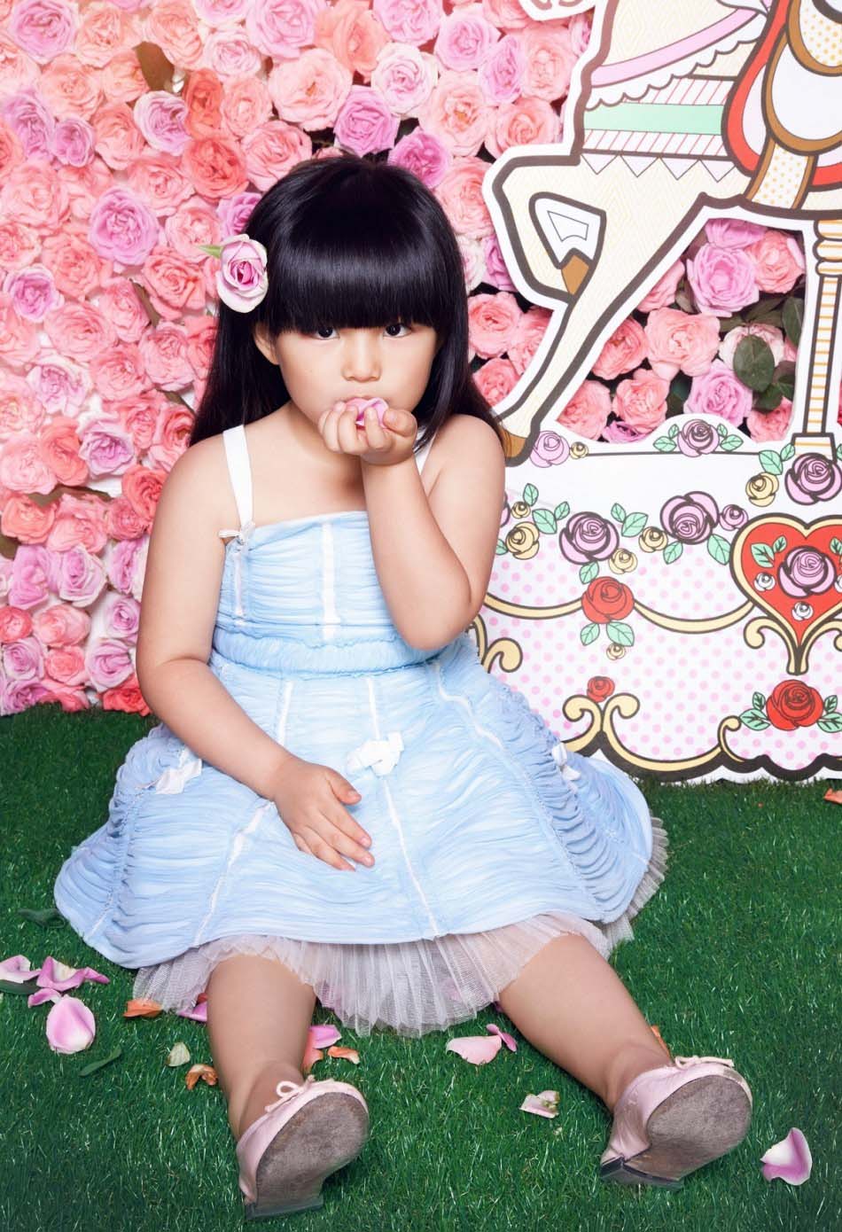 王诗龄置身玫瑰花海 清新粉嫩似精灵