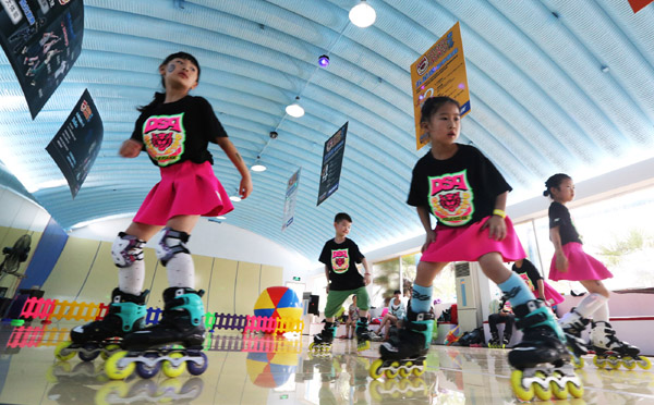 三甲港海滨乐园新开轮滑体验馆 新华网上海频