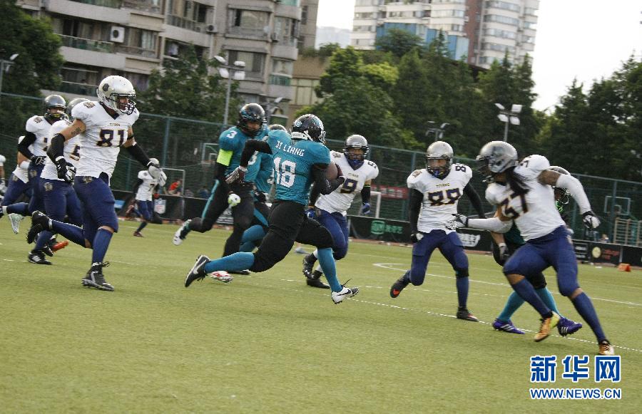 中国美式橄榄球联赛:泰坦对阵鱼鹰