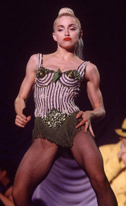 麦当娜锥形<em>胸衣</em> JPG掀起跨时代<em>内衣</em>外穿潮_新