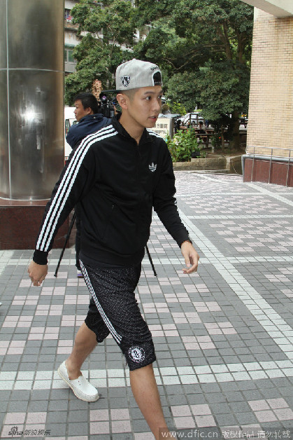 组图柯震东返戴棒球帽医院体检 美女记者跪访
