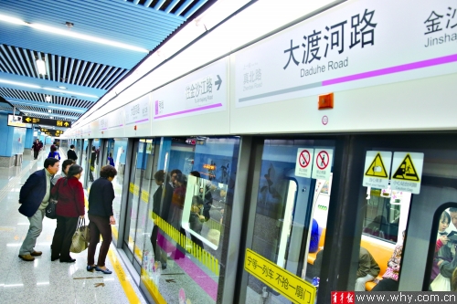 13号线大渡河路站迎首个工作日 客流处可控范