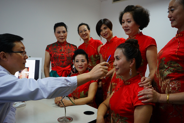 爱美容爱表演 上海丈母娘舞蹈队活力四射 新华