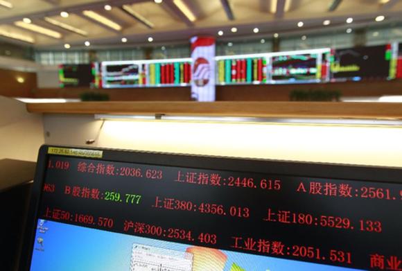 图为11月10日拍摄的上海证券交易所的交易大厅.新华社记者 丁汀 摄
