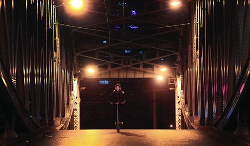 夜幕下的代驾女自嘲:没车的差头司机 新华网