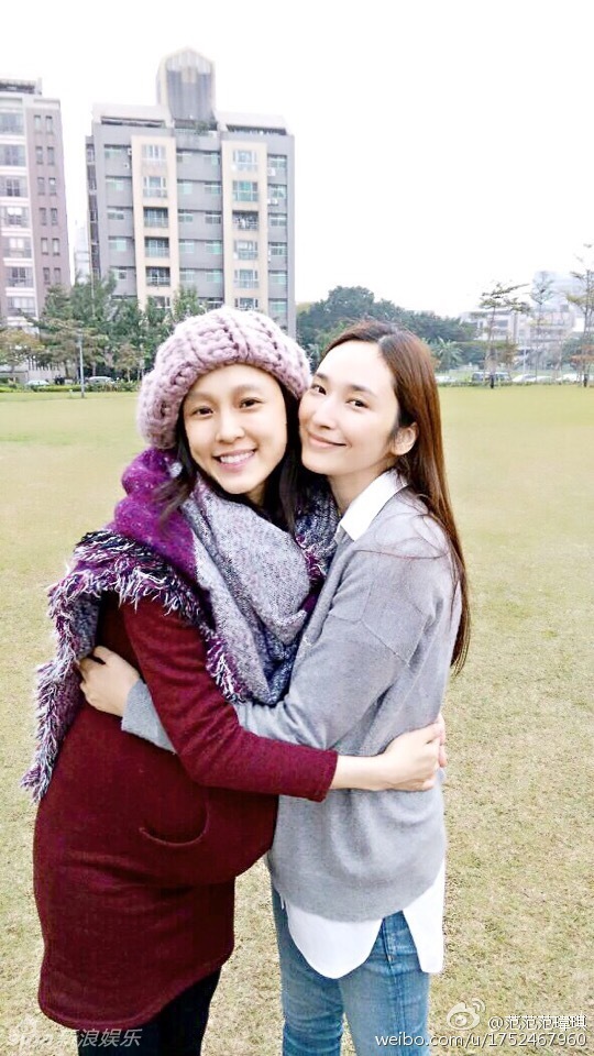 组图:辣妈聚会范范孕肚明显 黑人贴脸梁静茹儿