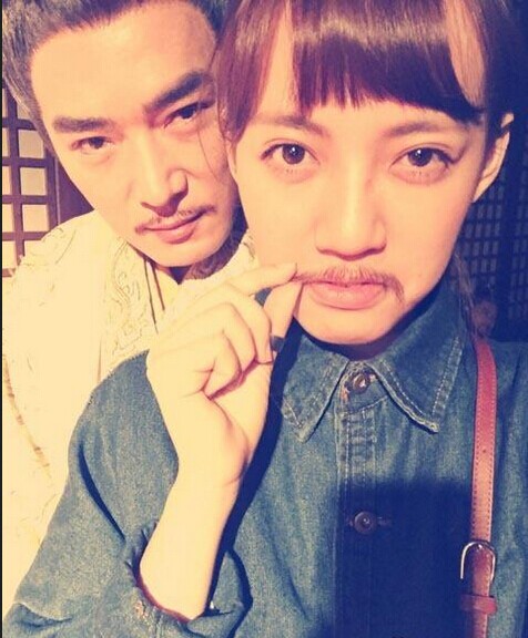 47岁焦恩俊熊抱19岁女儿 网友:惊如小情侣! 新