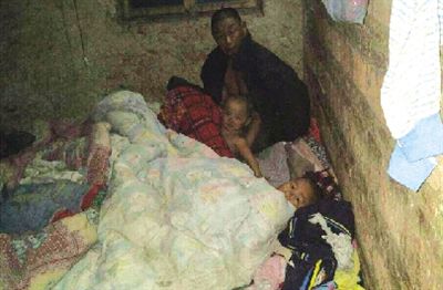 河南5岁女孩家中一贫如洗 烧柴做饭不幸大面积