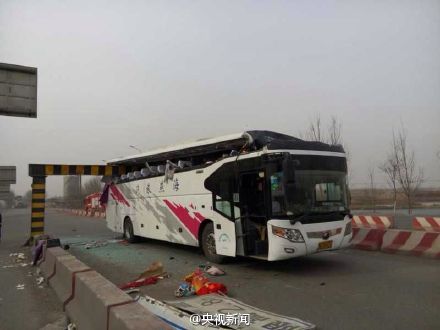 天津大巴车撞上限高杆 致2人死多人受伤