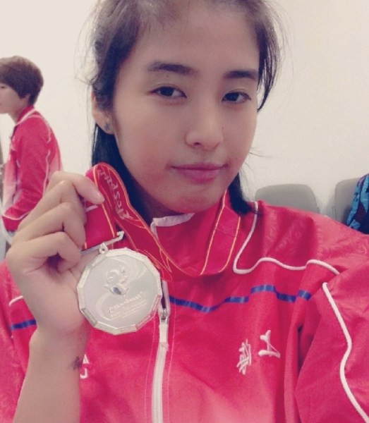 中国女足门将赵丽娜走红 高挑的身材让球迷惊