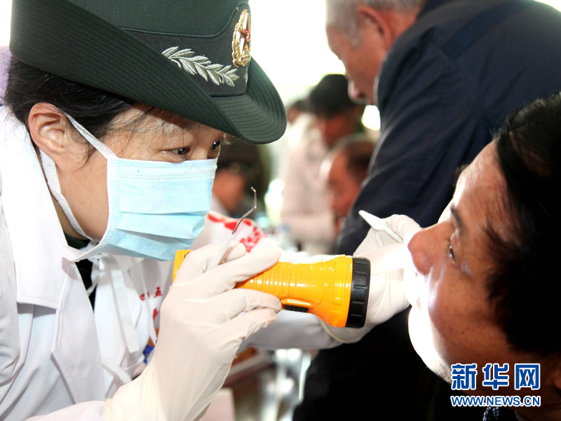 驻沪解放军455医院医疗队赴老区义诊