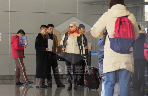 <em>撒贝宁新女友</em>为洋妞歌手 两人度假酒店缠绵一