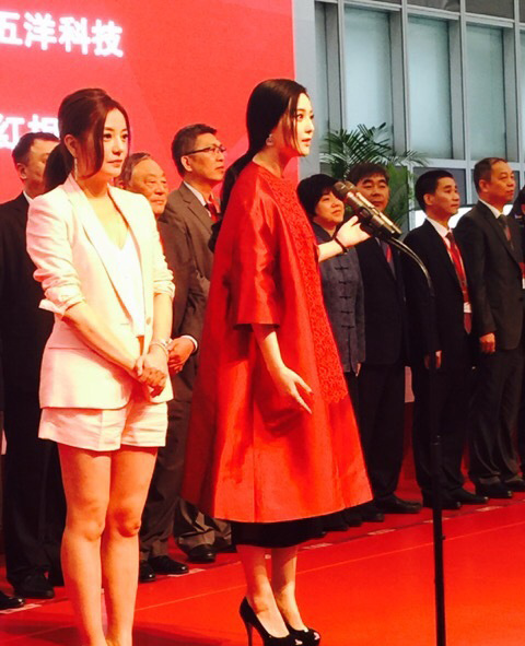 2月17日,唐德影视股票在深圳证交所上市,赵薇,范冰冰两位股东也同台