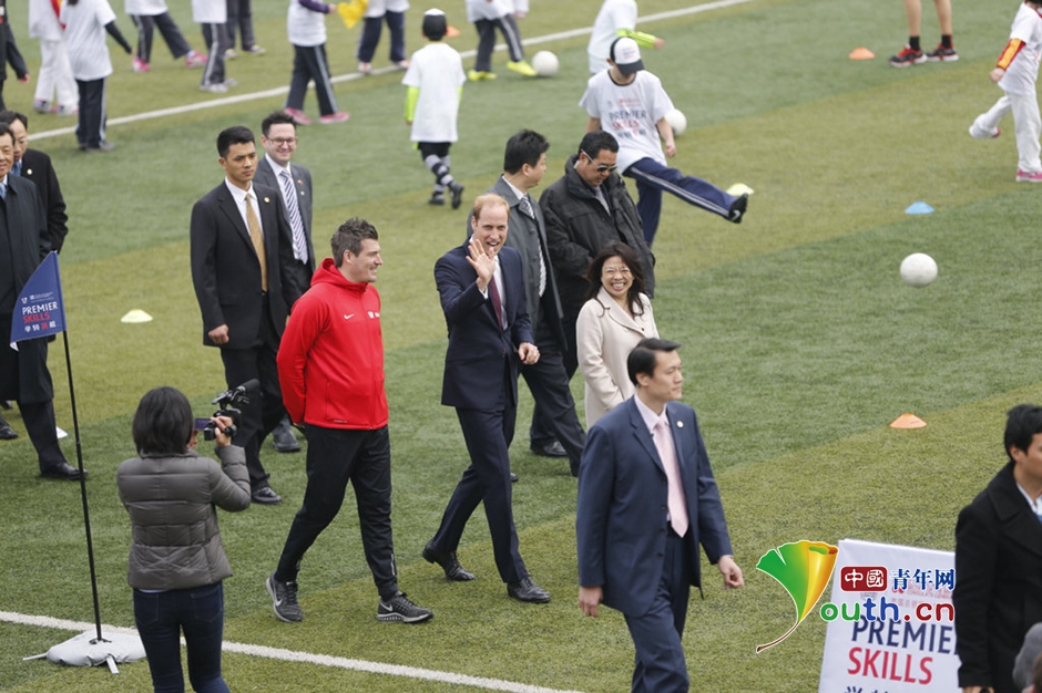 威廉王子访沪观摩中国学生踢足球 亲自示范踢