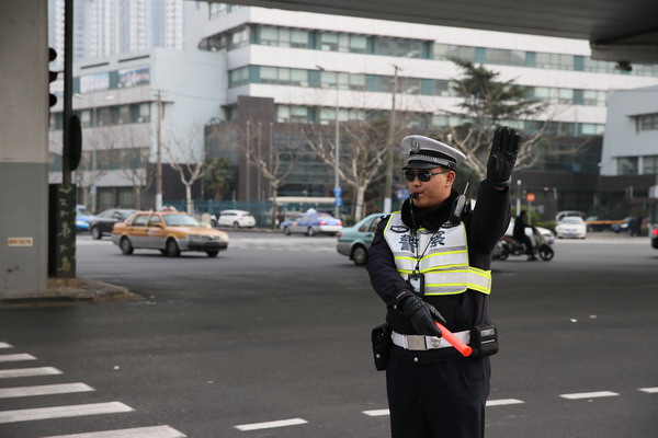 作细节上踏石留印--沪上交警剪影 新华网上海频