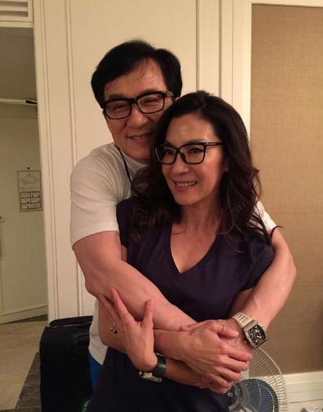 成龙紧搂杨紫琼合影 网友调侃:抱得好紧 新华网