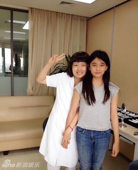 组图:毛阿敏11岁女儿近照曝光 长相清纯似混血