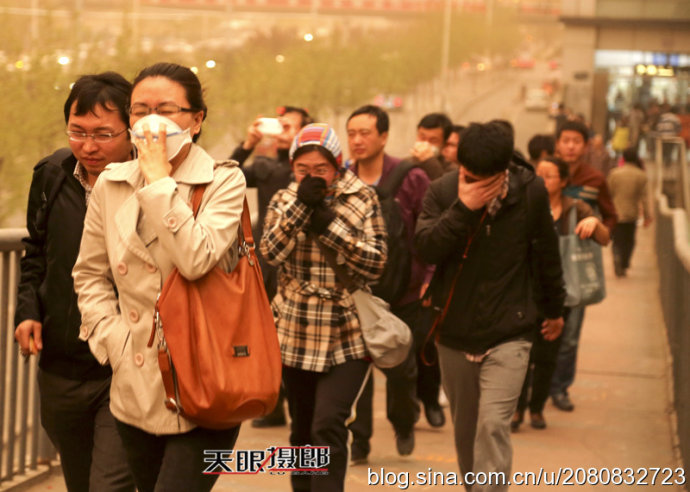 北京13年来最强沙尘暴午后袭沪 广场舞喊停