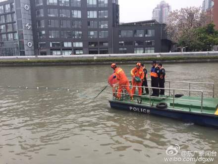 两男两女落入苏州河中 一男子已被打捞上岸 新