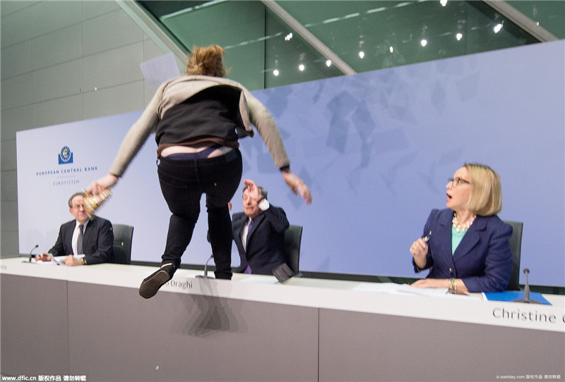 示威者记者会袭击欧洲央行主席 被安保人员抬