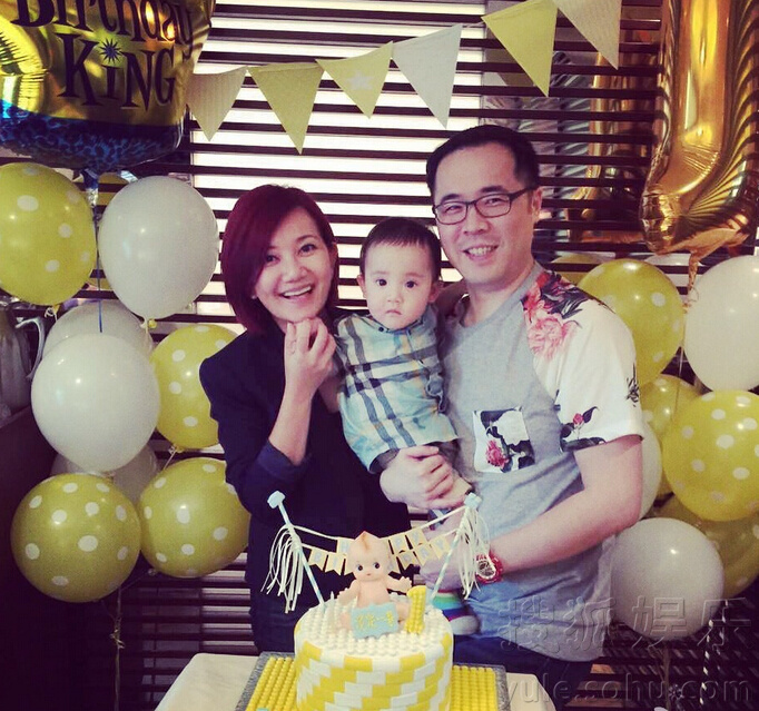 宝贝太萌啦!梁静茹儿子1岁生日 大眼睛惹人爱