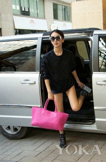 富二代男票就不同 周冬雨豪包不输唐嫣 新华网