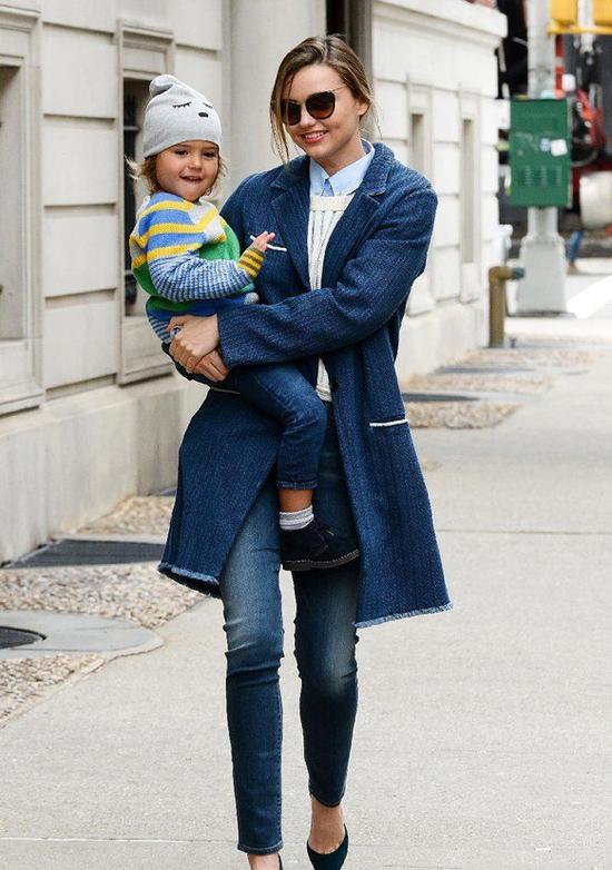 蓬头垢面坐月子?超模星妈才不这么干 新华网上