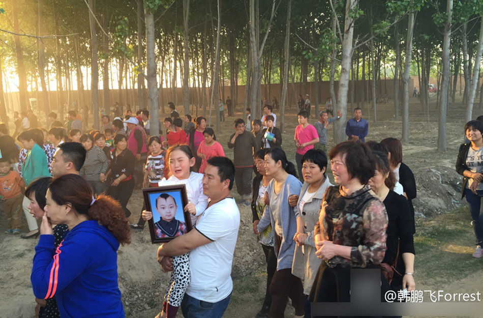 春晚福娃邓鸣贺葬礼举行 妹妹抱遗像痛哭