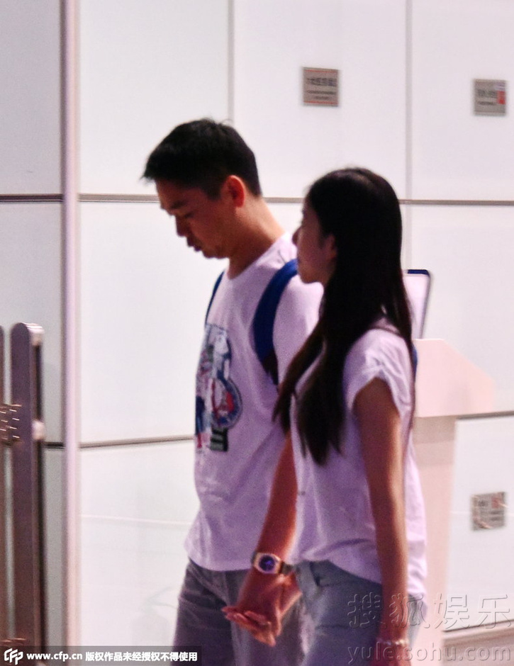 奶茶妹妹刘强东十指相<em>扣</em>回京 情侣装高调秀恩